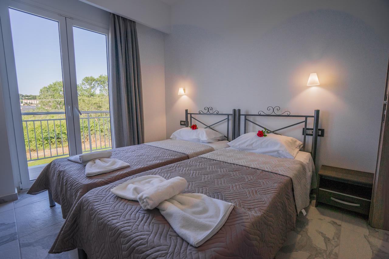 טסיליבי Katsaros Luxury Apts II 5 Min Walk To Beach מראה חיצוני תמונה